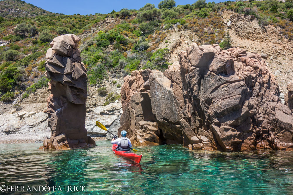 une femme en kayak rencontre une baleine